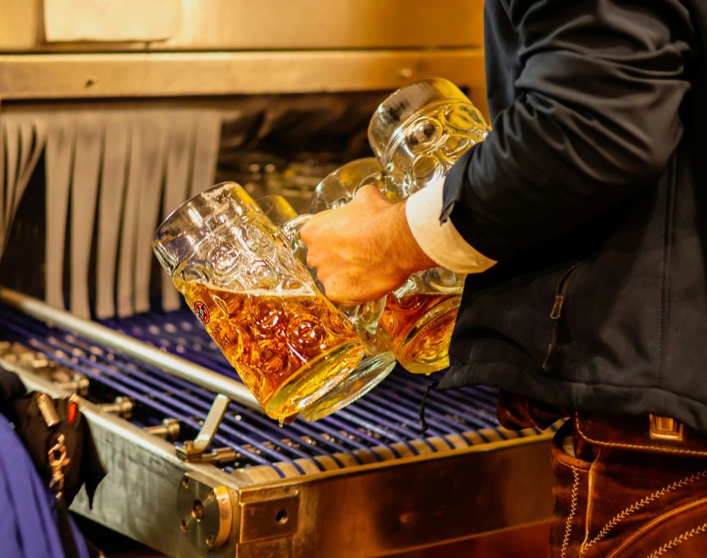 U Minhenu počeo Oktoberfest: Litar piva košta skoro 16 eura