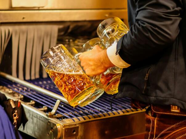 U Minhenu počeo Oktoberfest: Litar piva košta skoro 16 eura