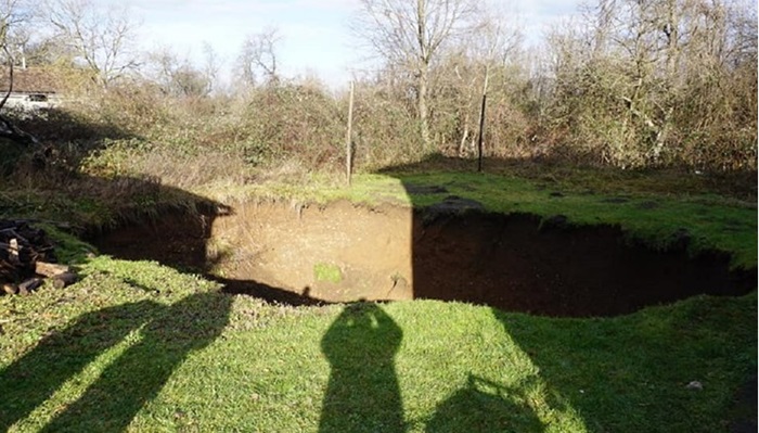 U mjestu nedaleko od Petrinje otvaraju se ogromne rupe