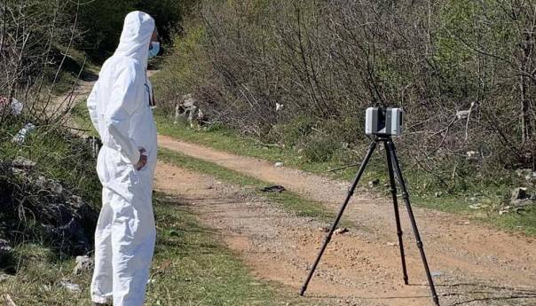 U mladića ispalili tri hica pa ga zapalili