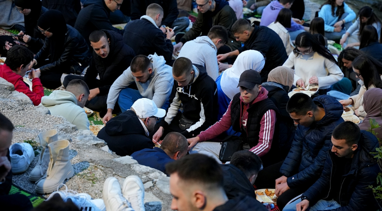 U Mostaru ispod Starog mosta iftarilo 1.300 postača
