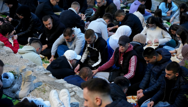 U Mostaru ispod Starog mosta iftarilo 1.300 postača