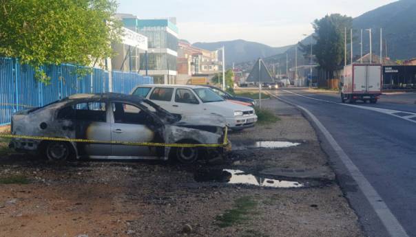 U Mostaru izgorjela Škoda Octavia