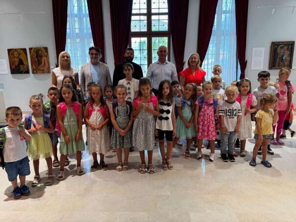 U Mostaru podijeljeno 50 ruksaka sa školskim priborom
