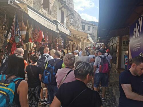 Foto: U Mostaru zadovoljni ljetnom sezonom, turisti traže krevet više