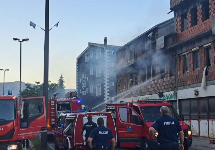 Gori kuća u Mostaru, vatrogasci na terenu