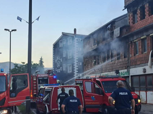 Gori kuća u Mostaru, vatrogasci na terenu
