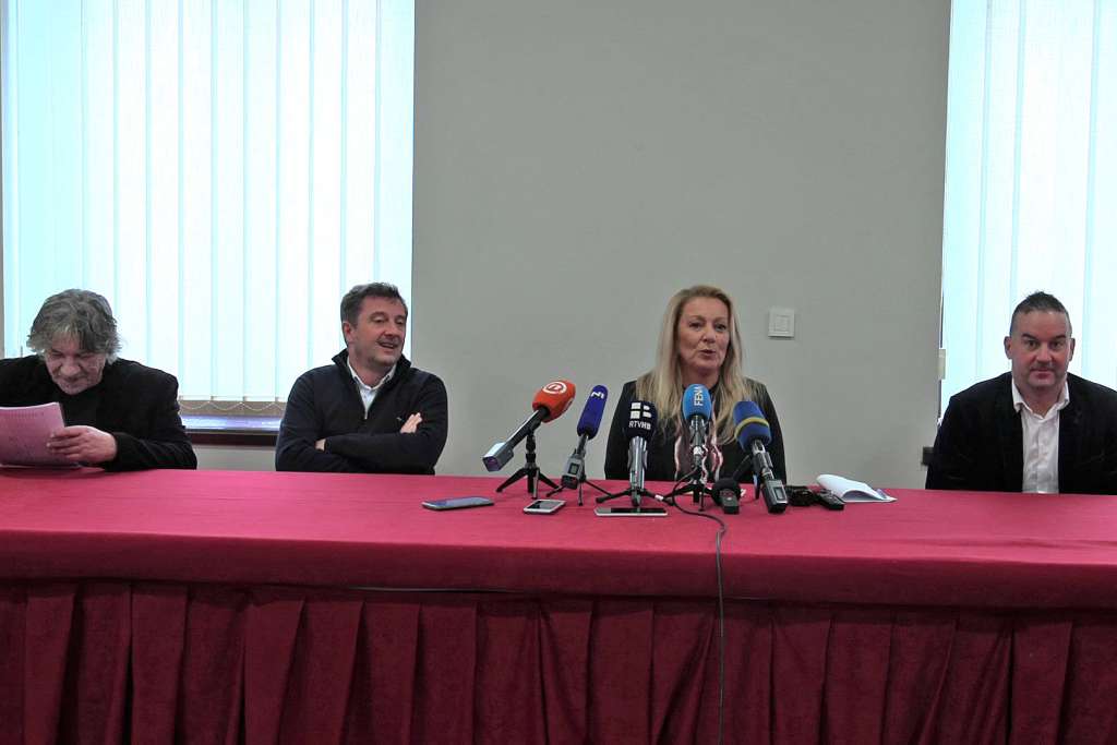 U muzičkom dijelu Adventa 44 sadržaja, za Novu godinu Željko Bebek