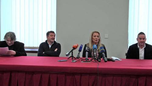 U muzičkom dijelu Adventa 44 sadržaja, za Novu godinu Željko Bebek