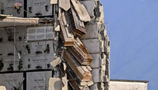 U Napulju se urušilo groblje, kovčezi visili sa oštećenih zidova kripte