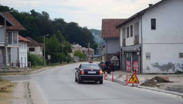 U naselju Potočari u toku izgradnja pješačke staze