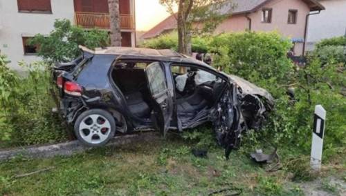 U nesreći kod Bihaća jedan mladić poginuo, trojica povrijeđena