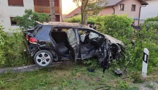 U nesreći kod Bihaća jedan mladić poginuo, trojica povrijeđena