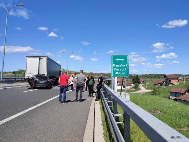 U nesreći na autoputu poginuli zastupnik u NSRS, žena i dijete
