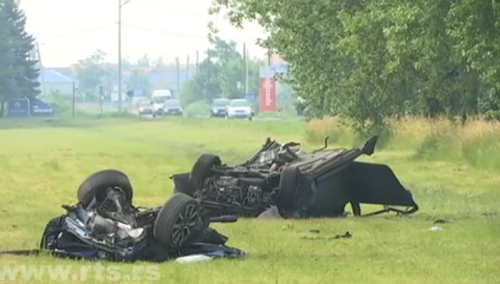 U nesreći u Srbiji poginula dva brata, automobil se prepolovio