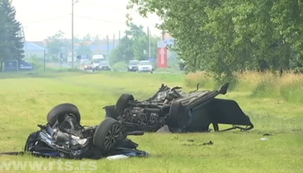 U nesreći u Srbiji poginula dva brata, automobil se prepolovio