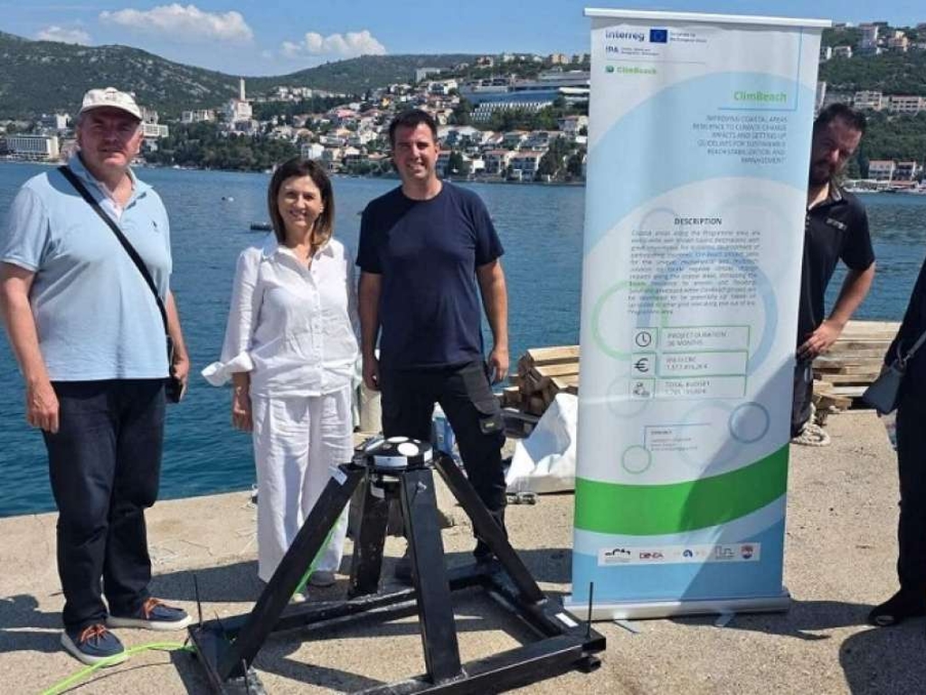 U Neumu u more postavljen uređaj za mjerenje strujanja mora i morskih valova