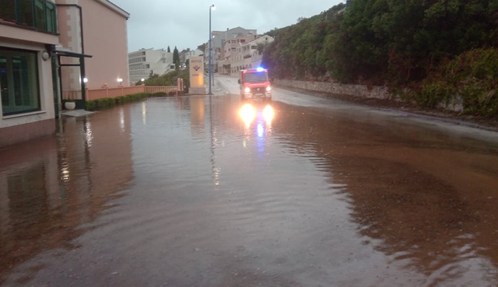 U Neumu poplavljene ulice i garaže