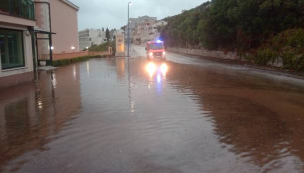 U Neumu poplavljene ulice i garaže