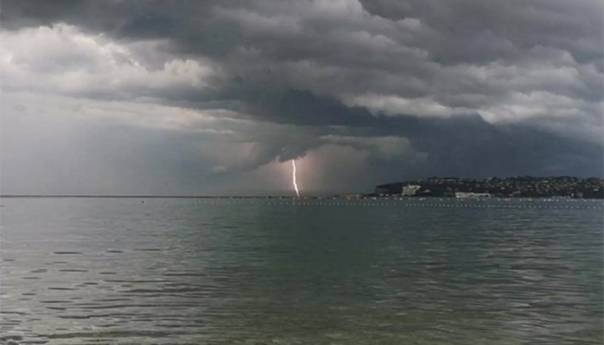 U nevremenu koje je zahvatilo veći dio Hrvatske poplavljene ulice i objekti