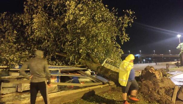 U nevremenu u Srbiji poginulo dijete, oštećene tri zgrade prilikom pada krana