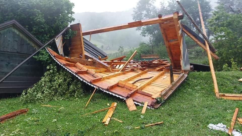 U nevremenu u Travniku nekoliko kuća ostalo bez krova