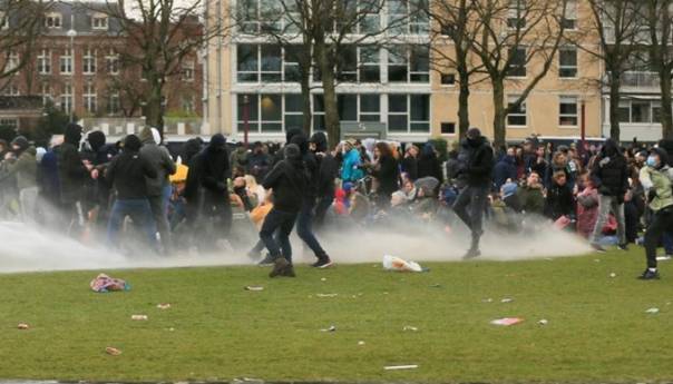 U Nizozemskoj privedeno više od 150 ljudi u trećoj noći nereda