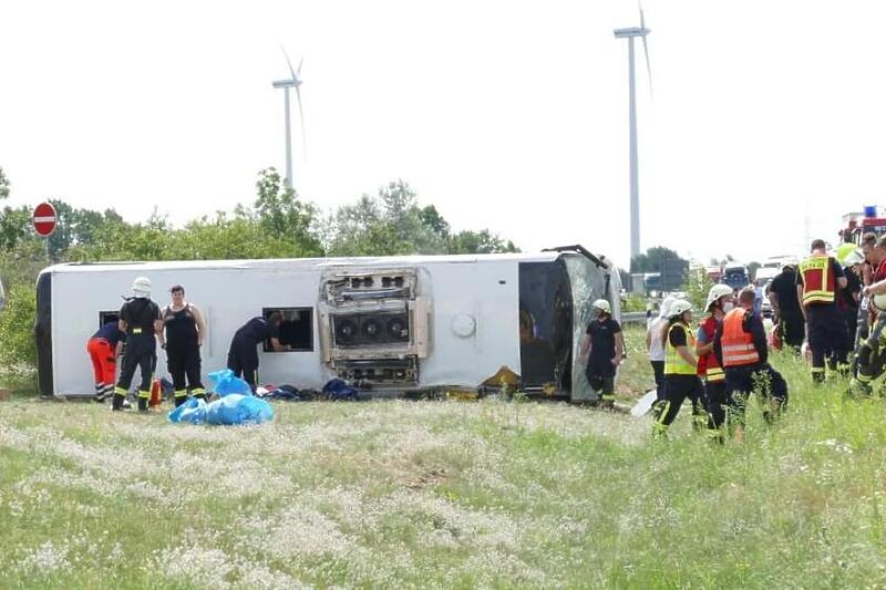 U Njemačkoj se prevrnuo autobus iz Srbije, povrijeđeno 19 osoba