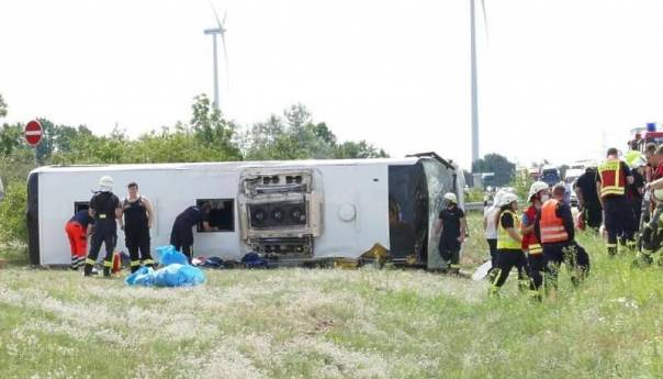 U Njemačkoj se prevrnuo autobus iz Srbije, povrijeđeno 19 osoba