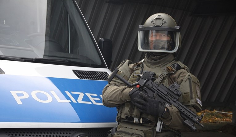 U Njemačkoj se s djetetom i bivšom zabarikadirao u kuću, pucao 15 puta na policiju