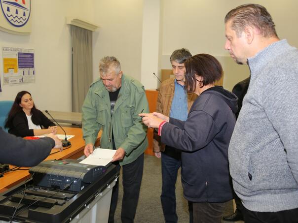 U Novom Gradu održana simulacija glasanja, građani isprobali rukovanje skenerom