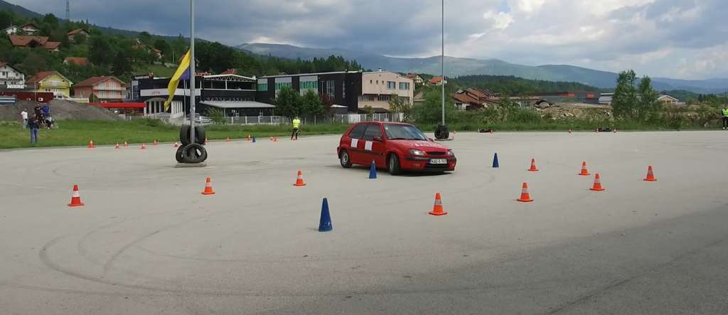 U Novom Travniku publika uživala u minijaturama vozača relija