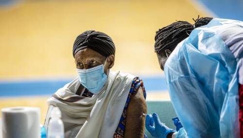 U okviru anticovid imunizacije u svijetu dato 4,4 milijarde doza vakcina