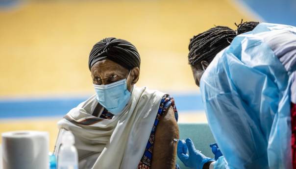 U okviru anticovid imunizacije u svijetu dato 4,4 milijarde doza vakcina