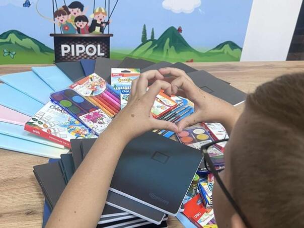 U okviru kampanje 'Zlatni septembar' podijeljene školske torbe i pribor