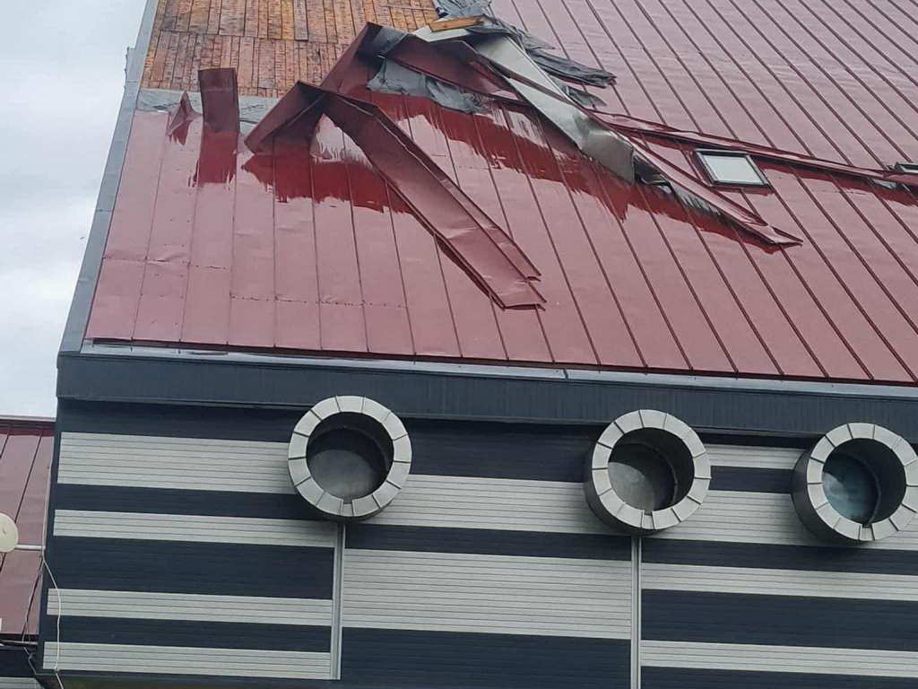 U olujnom nevremenu oštećen krov na Hrvatskom domu u Kupresu