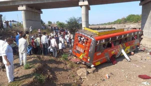 U padu autobusa s mosta u Indiji 15 poginulih i 25 povrijeđenih