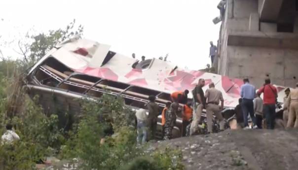 U padu autobusa s mosta deset poginulih i 55 povrijeđenih