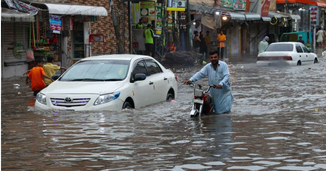 U Pakistanu proglašeno vanredno stanje, stradalo 1.000 ljudi u poplavama
