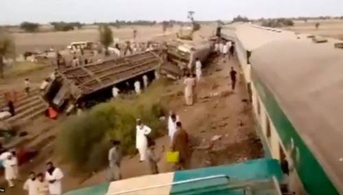 U Pakistanu u sudaru dva voza poginulo više od 30 ljudi