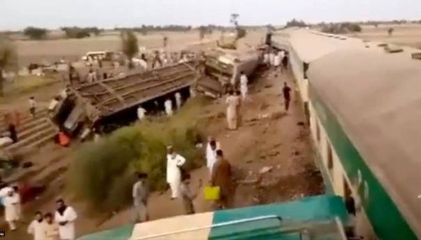 U Pakistanu u sudaru dva voza poginulo više od 30 ljudi