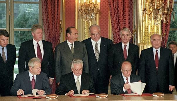 U Parizu na današnji dan potpisan Dejtonski sporazum