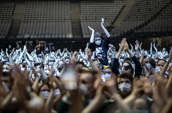Pariz uz maske i testiranje organizirao koncert s 5.000 ljudi