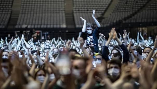 Pariz uz maske i testiranje organizirao koncert s 5.000 ljudi