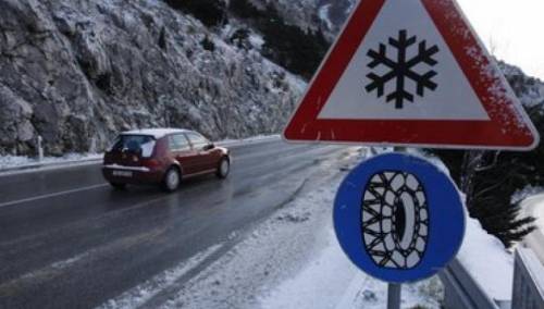 U planinskim predjelima zaleđen kolovoz, u jugozapadnoj Bosni jaki udari vjetra
