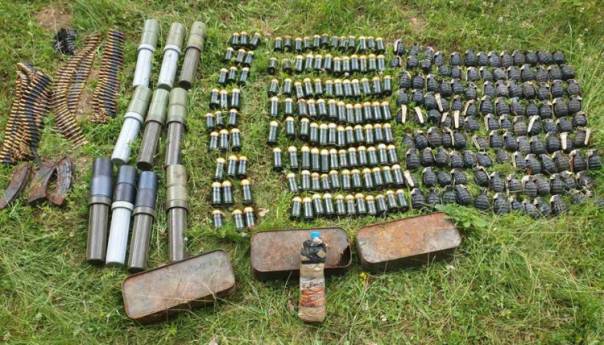 U plastičnom buretu pronađeni bombe, trombloni i municija