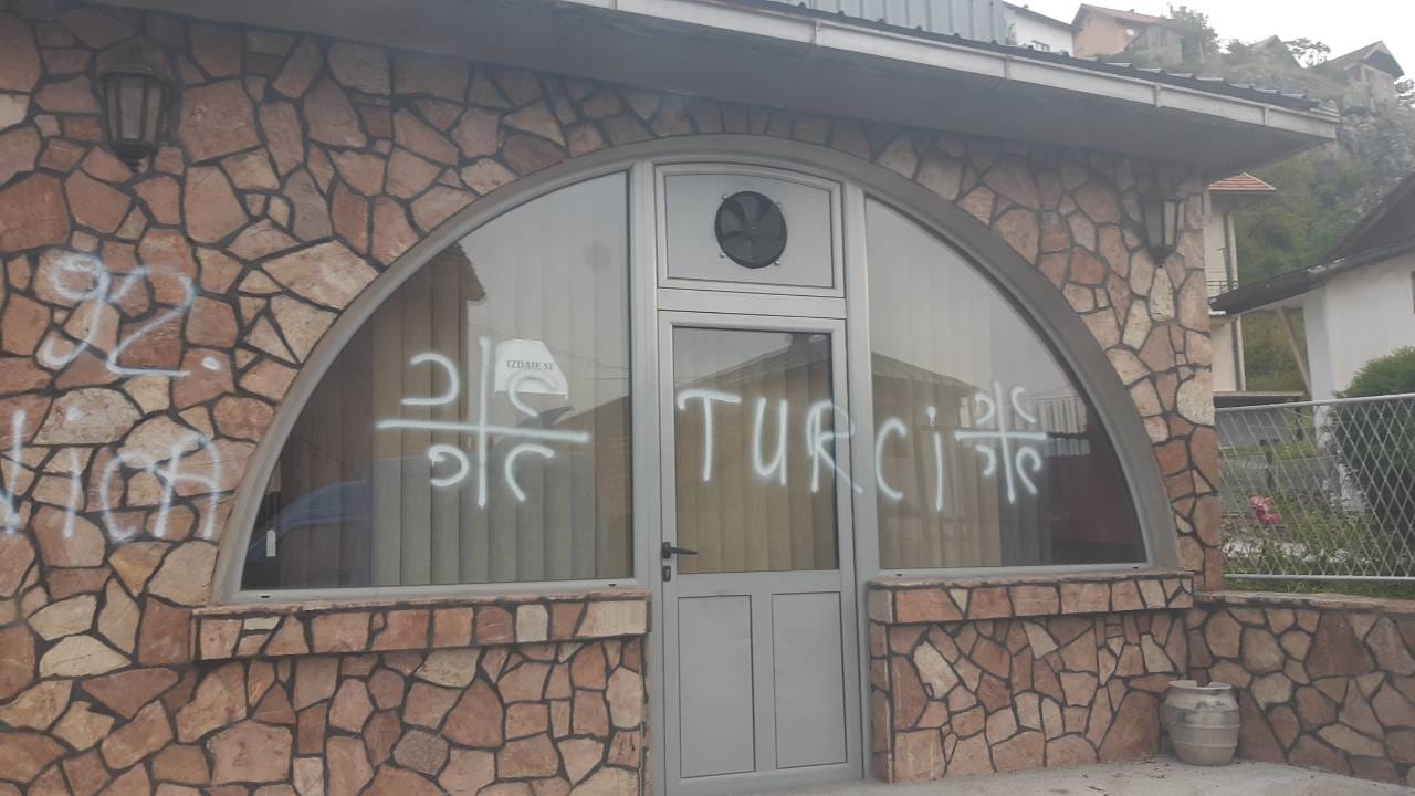 U Pljevljima opet osvanuli uvredljivi grafiti upućeni Bošnjacima