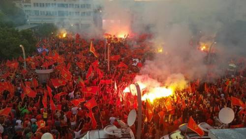 U Podgorici 50.000 građana poručilo da ne daju Crnu Goru