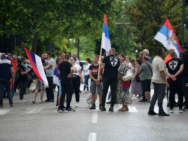U Podgorici i večeras prosrpski protesti zbog Rezolucije, skandiralo se ime zločinca Mladića