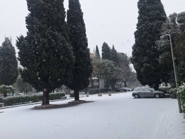 U Podgorici pada snijeg